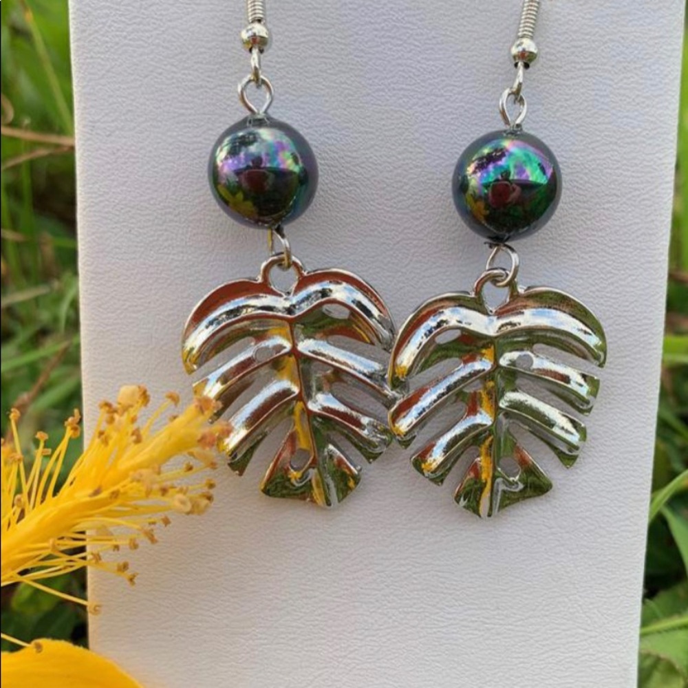 Monstera Leaf earrings with Shell Pearl